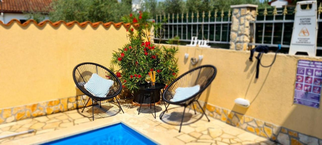 Holiday Home "Mala Kuca " With Heated Pool Póla Kültér fotó