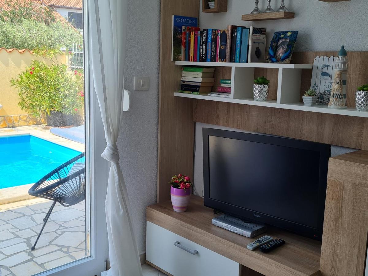 Holiday Home "Mala Kuca " With Heated Pool Póla Kültér fotó