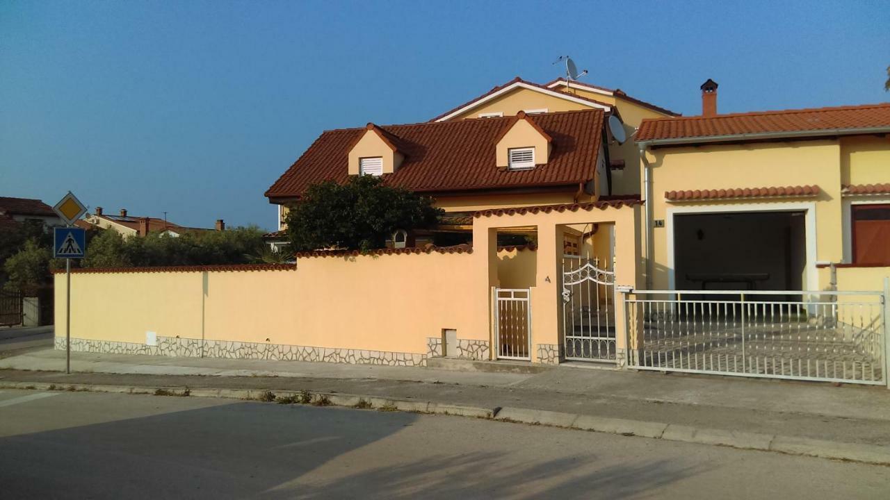 Holiday Home "Mala Kuca " With Heated Pool Póla Kültér fotó