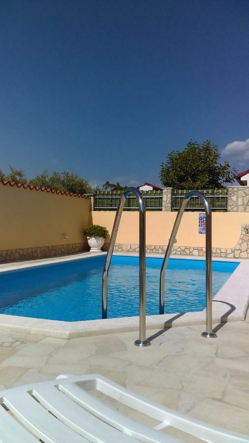 Holiday Home "Mala Kuca " With Heated Pool Póla Kültér fotó